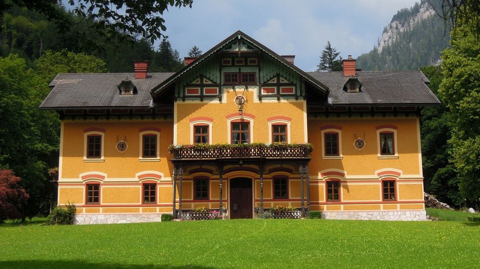 Kaiserliches Jagdschloss von vorne mit Wiesenfläche