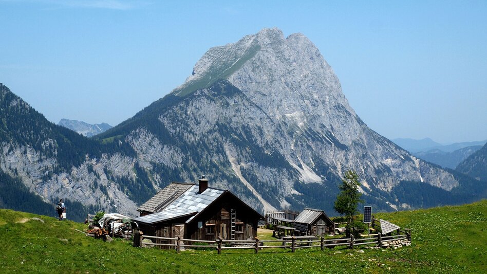 Seekaralm umgeben von Natur und Gebirge
