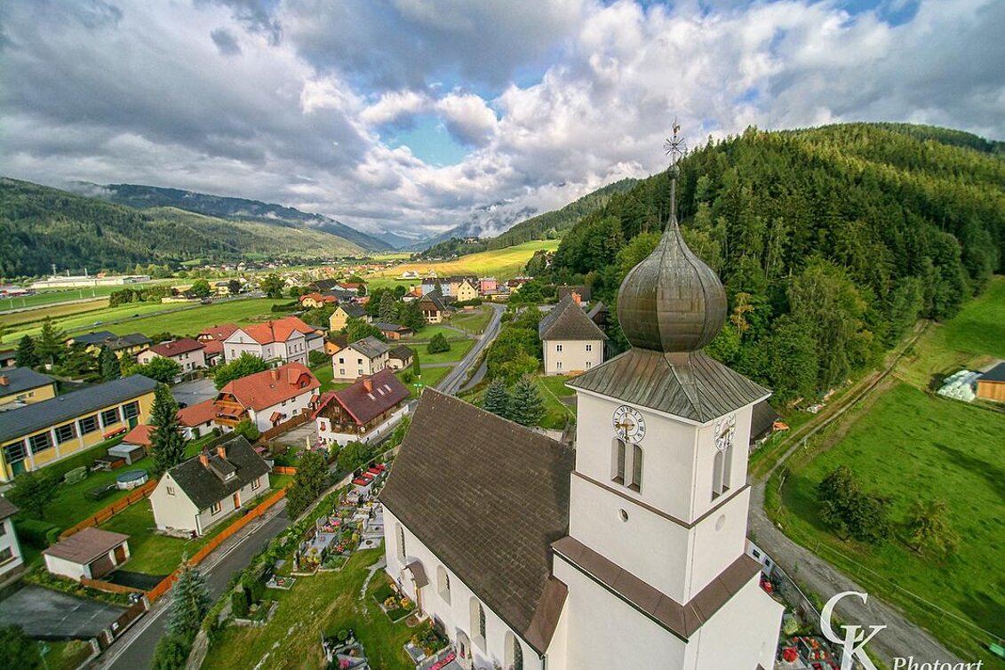 Kirche von oben umgeben von Gräbern