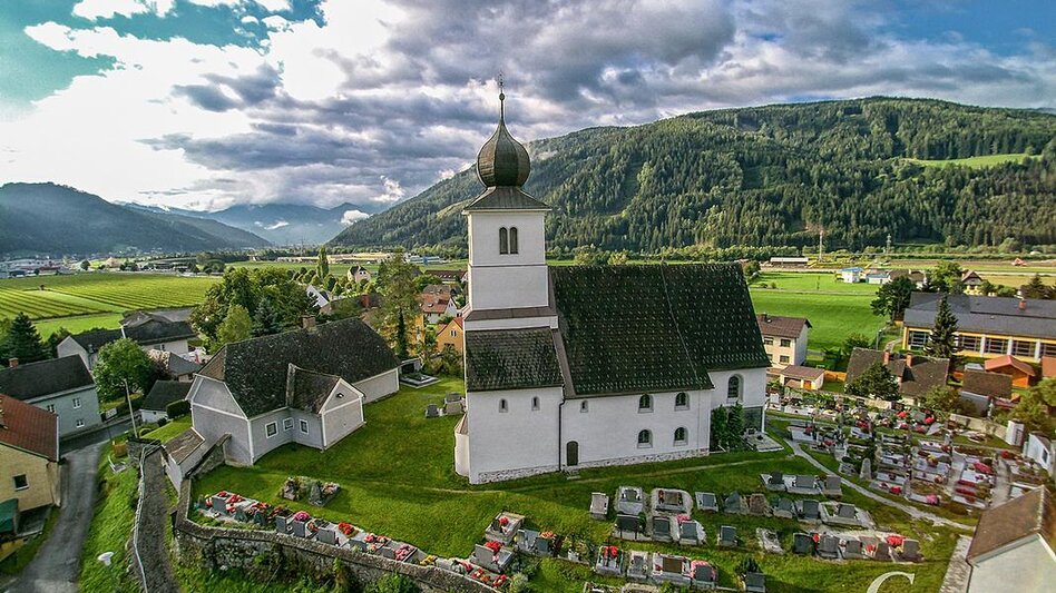 Kirche in Traboch von oben umgeben von Gräbern