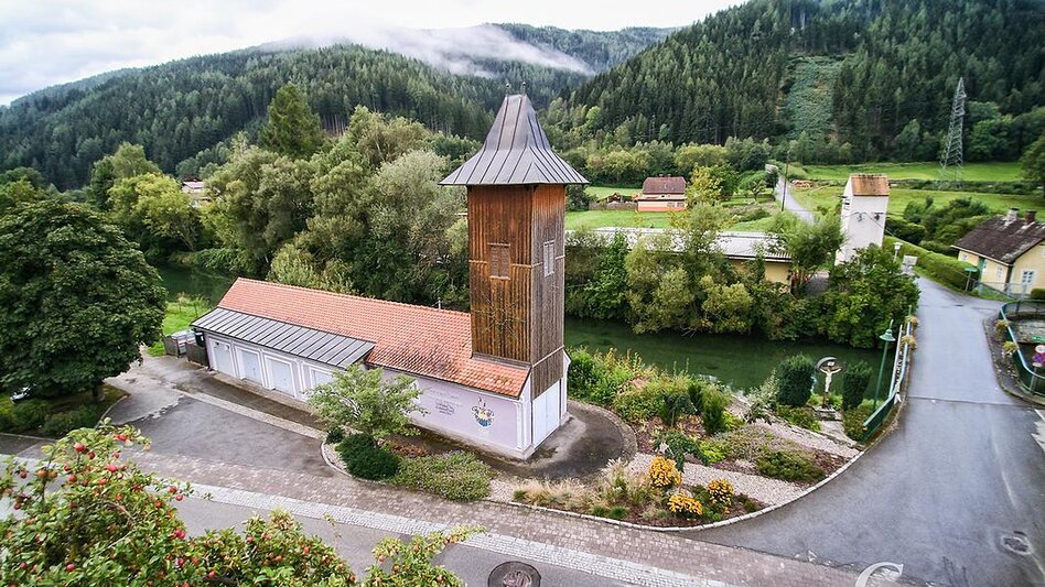 Luftaufnahme von Traboch mit vielen Bäumen und Wiesenflächen