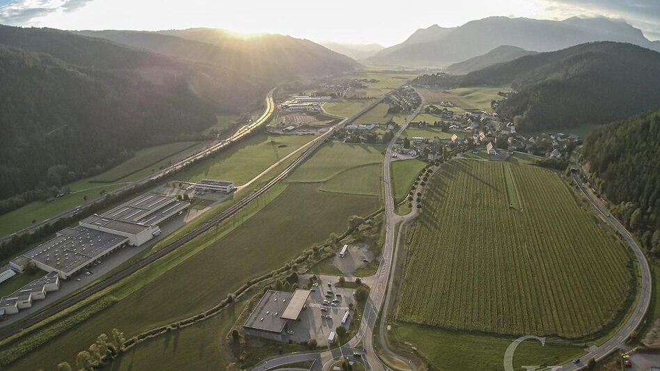 Luftaufnahme von Traboch mit großen Feldern und viele Straßen die zu einem Kreisverkehr führen