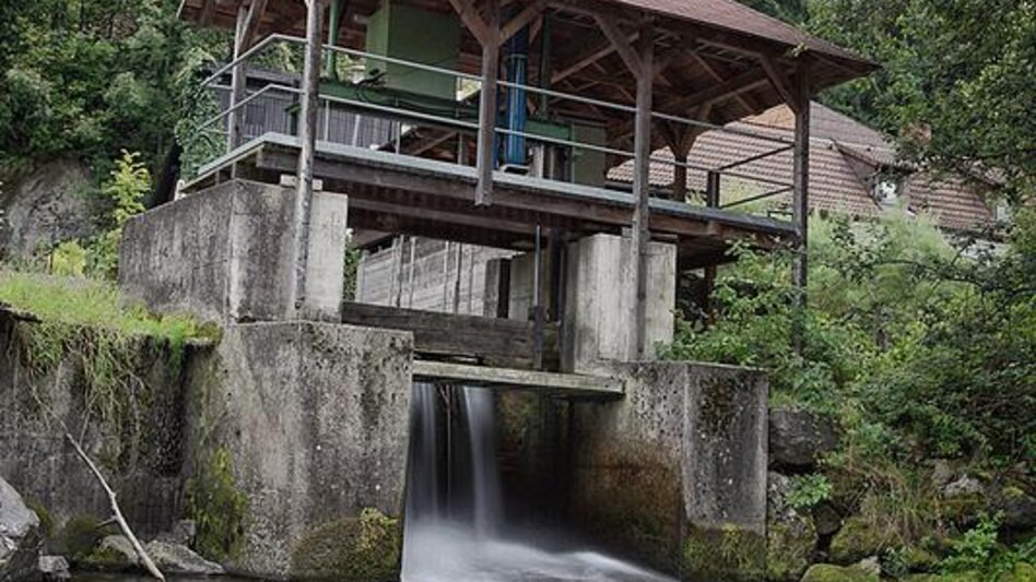 Wasserfall durch ein Wasserkraftwerk in Traboch