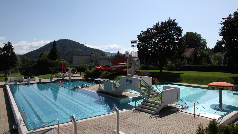Freibad Trofaiach mit Rutsche und Wiese 