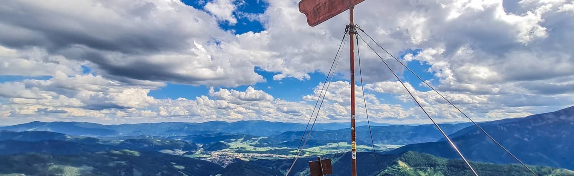 Das Gipfelkreuz des Fahnenköpfl mit wunderschöner Aussicht aufs Tal und die Berge