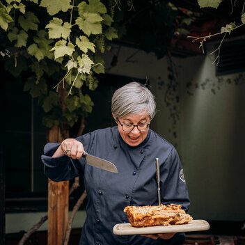 Ilse Blachfellner-Mohri mit Schweinsbraten | © Genussreich | Freilichtmomente