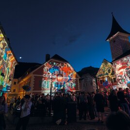 Rostfest Eisenerz mit vielen bunten Häusern bei Nacht