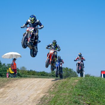 Sprünge im Supermoto | © Driven Events | Mario Juterschnig
