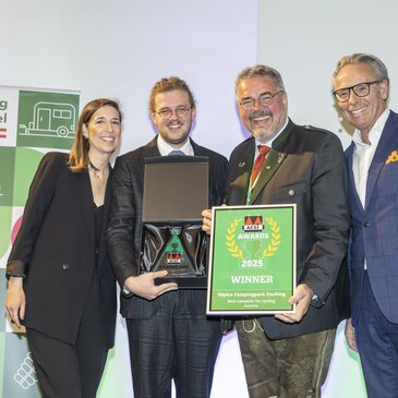 Bei der Verleihung des ACSI Awards 2025 (v.l.n.r.): [Dilek Özan, Acsi – Rainer und Bernd Pfandl, 50plus Campingpark Fisching – Ramon van Reine CEO ACSI