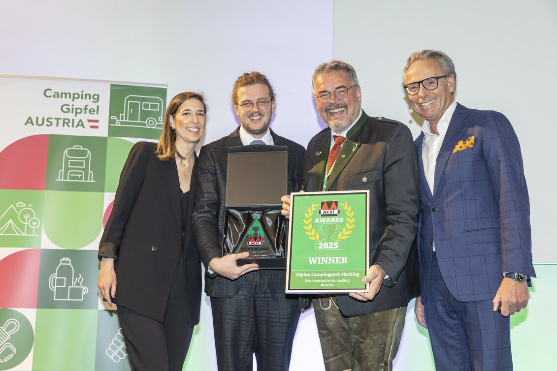 Bei der Verleihung des ACSI Awards 2025 (v.l.n.r.): [Dilek Özan, Acsi – Rainer und Bernd Pfandl, 50plus Campingpark Fisching – Ramon van Reine CEO ACSI | © www.fotofischer.at | Foto Fischer