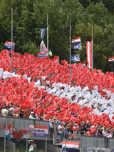 Moto GP - Tribüne rot weiß rot | © Peter Eberhard