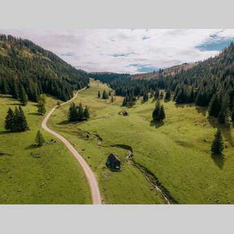 Idyllische Landschaft mit Hütten und Waldwegen | © TV Hochsteiermark | Roman Königshofer