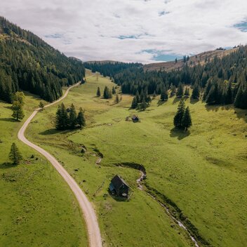 Idyllische Landschaft mit Hütten und Waldwegen | © TV Hochsteiermark | Roman Königshofer