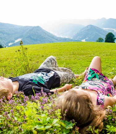 Kinder im Wald der Sinne im Naturpark Mürzer Oberland | © Naturpark Mürzer Oberland | nicoleseiser.at