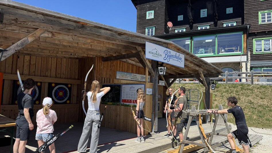 Gäste erhalten am Startbereich des 3D-Bogenparcours auf der Bürgeralpe Mariazell ihre Leihausrüstung und eine professionelle Einschulung.