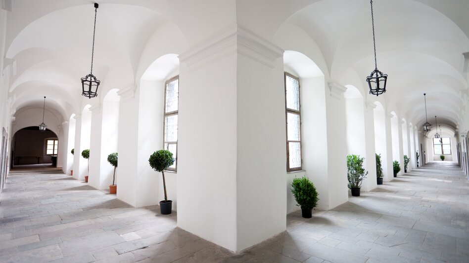 Ein heller Gang in einem Kloster