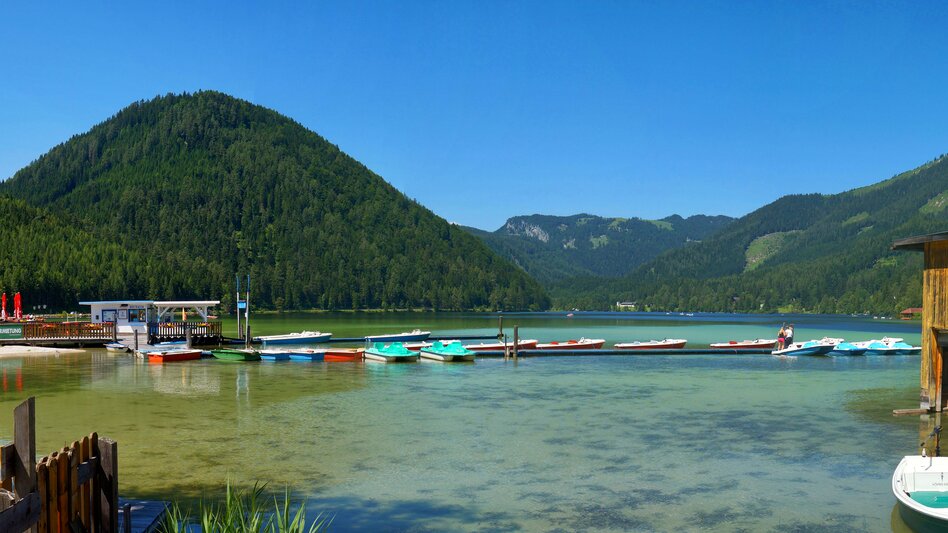 Ansicht des Erlaufsees mit Blick zum Bootsverleih, im Hintergrund die Gemeindealpe