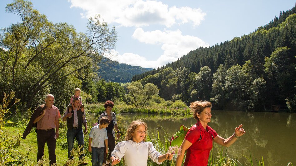 Eine Gruppe von Menschen wandern eine Wiese entlang