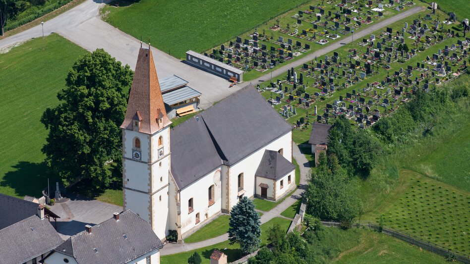 Eine Kirche aufgenommen in der Vogelperspektive