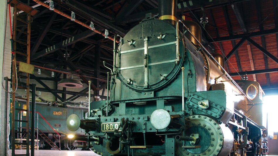 Eine alte Dampflokomotive in einem Rundlokschuppen