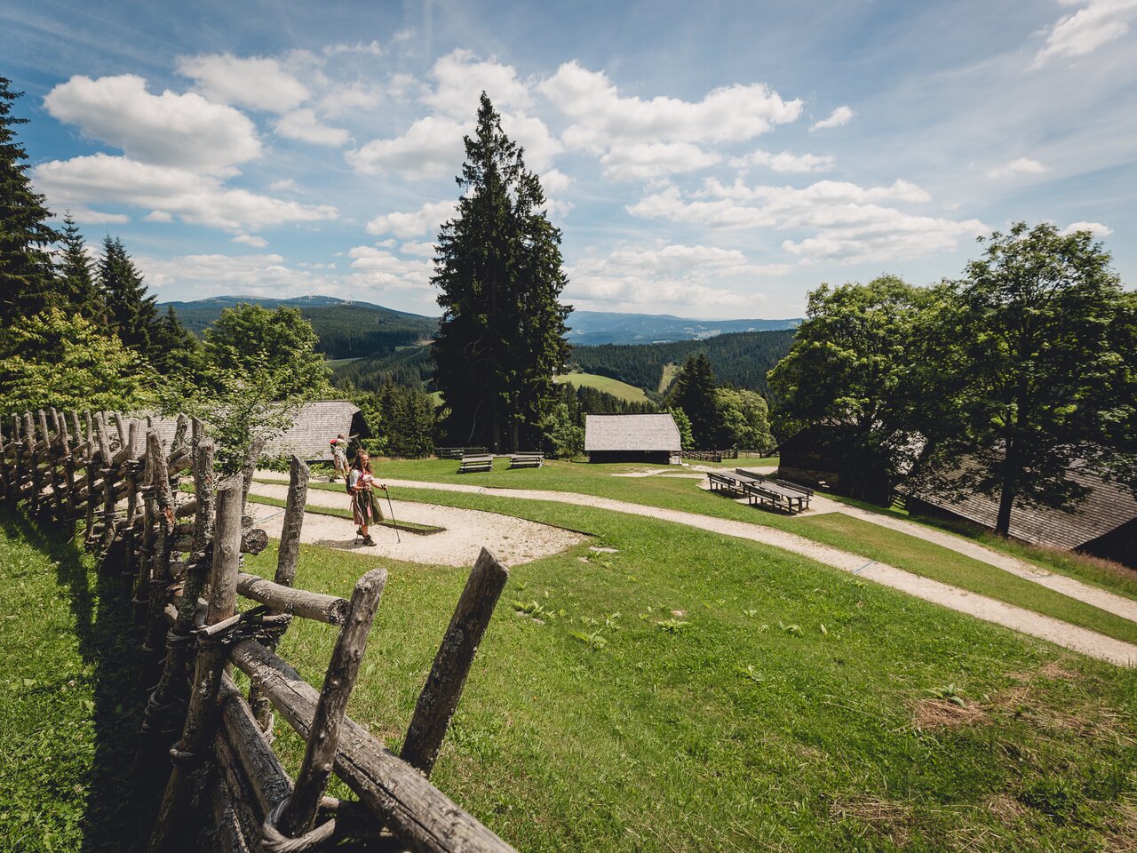 Alter Bauernhof, zusehen der traumhafte Ausblick übers Tal im Sommer