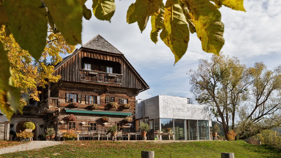 Ein Gasthaus im Holzhausstil und ein Kastanienbaum