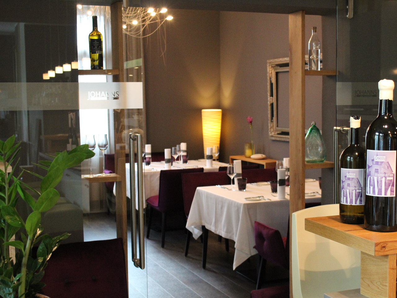 Eine Restaurant von innen, mit eingedeckten Tischen