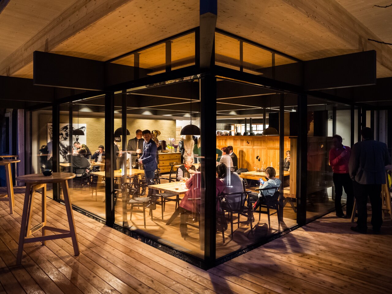 Eine Haubenrestaurant von innen mit vielen Gästen