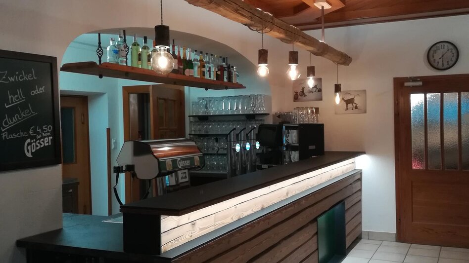 Eine längliche Ansicht der Bar.