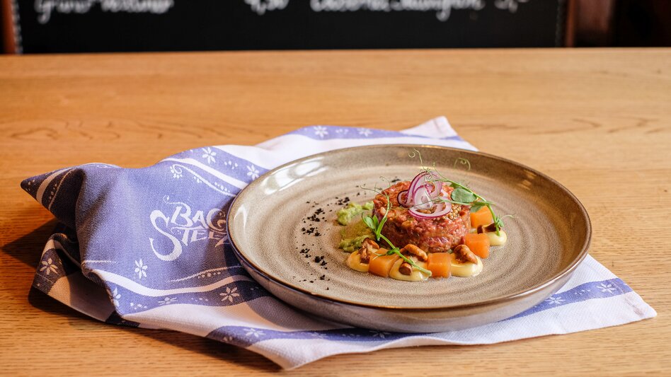 Beef Tatar im Restaurant Bachstelze schön angerichtet auf einem runden Teller