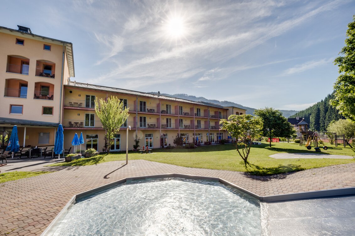 Hotelansicht vom JUFA Hotel Veitsch mit Kinderbecken im Sommer | © Jufa Hotels | Fred Lindmoser