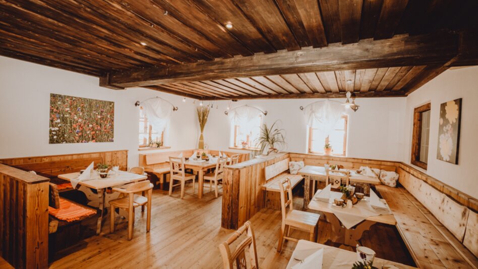 Ansicht des Restaurants beim Roanwirt mit einer Einrichtung aus viel Holz