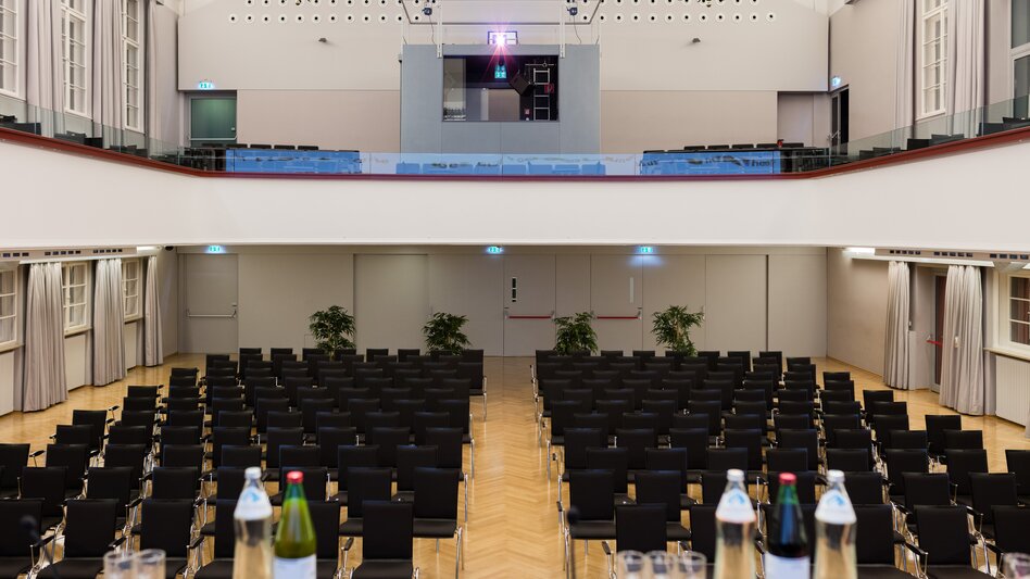 Ansicht des großen Stadtsaales in Bruck an der Mur mit Sesselreihen