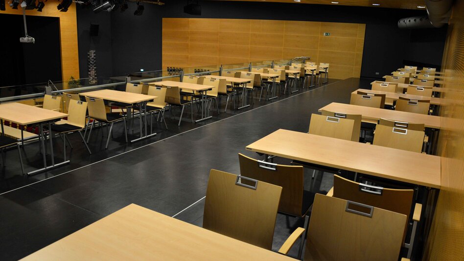 Ansicht der Galerie im Großen Saal mit einigen Tischen mit jeweils 4 Sesseln
