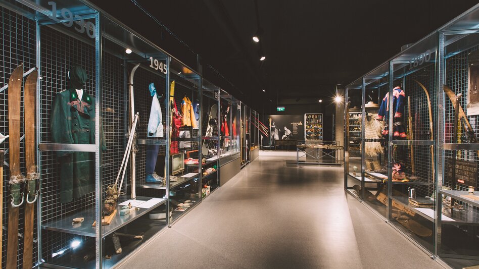 Der Museumsraum im WinterSportMuseum mit verschiedenen Ausstellungsstücken wie Ski, Snowboard, Bekleidung etc...