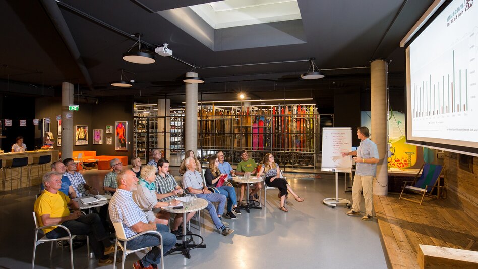 Ansicht eines Seminars mit mehreren Teilnehmern im WinterSportMuseum Mürzzuschlag