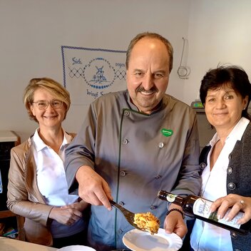 Johann Lafer kocht Kernöl-Eierspeis in der Berghofer Mühle | Gabriele Grandl | © Busreisen Steiermark