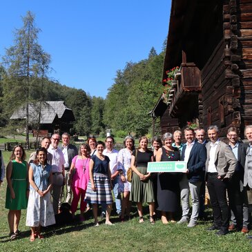 Gruppenfoto im Freilichtmuseum Stübing | © Busreisen Steiermark