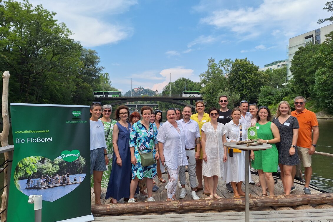 Gruppenfoto am Floß | © Gruppenreisen Steiermark | © Gruppenreisen Steiermark