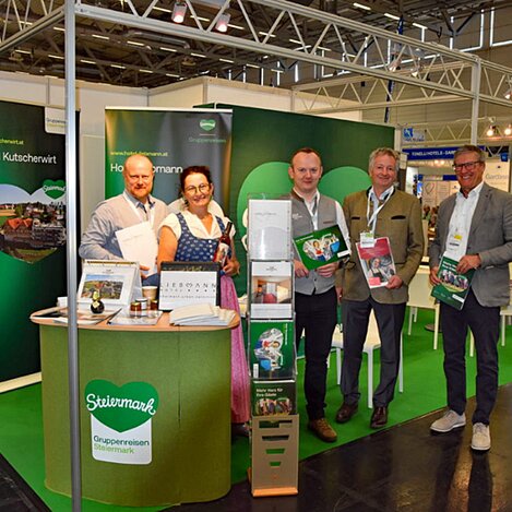 Gruppenfoto aller Aussteller:innen von Gruppenreisen Steiermark 2025 | © BusBlickpunkt | Janina Rehschuh
