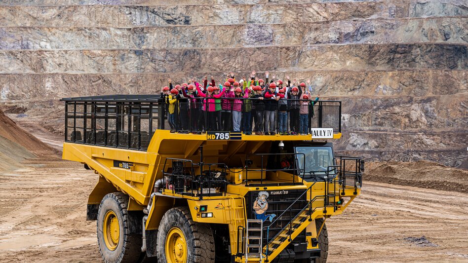 Gruppe winkt von der Aussichtsplattform des Haulys | © VA Erzberg
