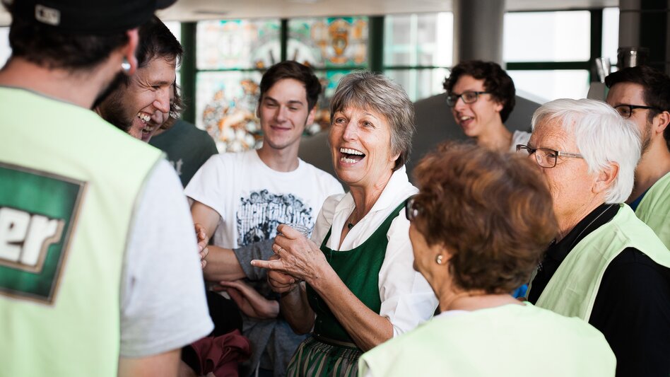Begrüßung einer Gruppe zu einer Führung im Brauereimuseum Gösseum in Leoben