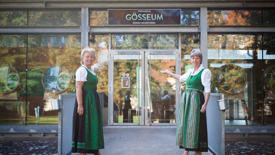 Zwei Damen im Dirndl vorm Gösseum | © Busreisen Steiermark