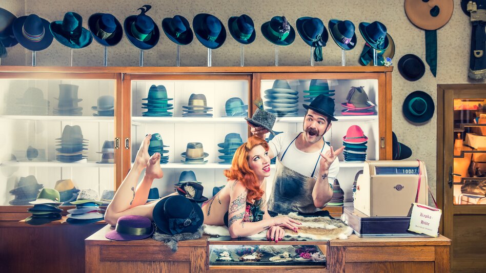 Das Bild ist in der Hutmacher-Werkstatt entstanden. Zwei Models sind im New Burlesque Stil zu sehen.  | © Karin Krahl-Wichmann