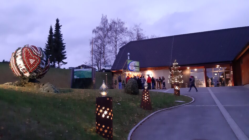 Eingangsbereich zum Kräftereich und St. Jakober Advent in St. Jakob im Walde mit Glühweinstand und weihnachtlich geschmücktem Außenbereich