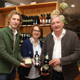 Familie Labugger präsentiert die Produkte der Ölmühle im Shop | © Ölmühle Labugger