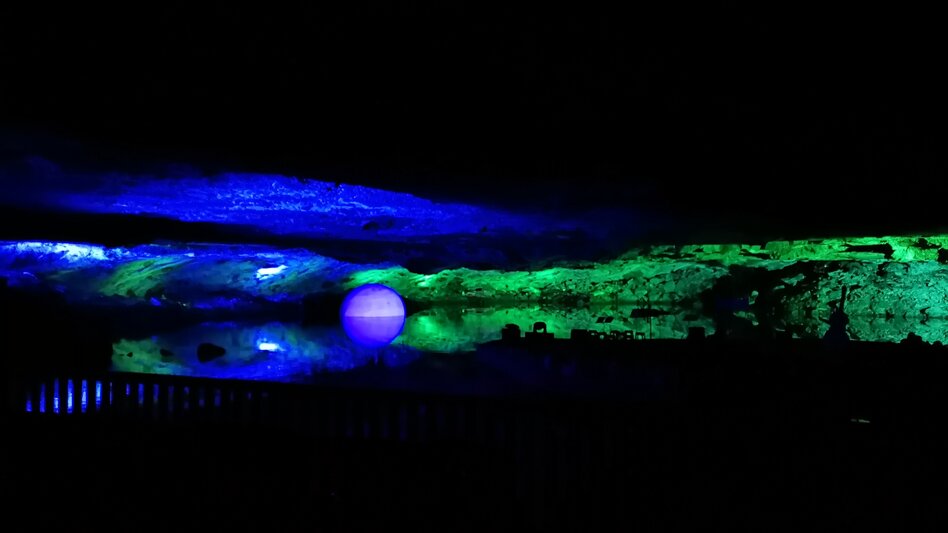 Beeindruckende und preisgekrönte Klang- und Lichtshow am unterirdischen Salzsee im Rahmen der Führung zu bestaunen