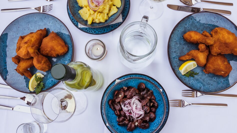 Backhendlbuffet mit Erdapfelsalat und Käferbohnen