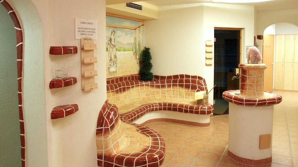Wellnessoase mit Saunen, Dampfbad und Salzgrotte