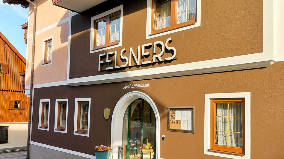 Das Hotel Felsners ehemals Kirchenwirt befindet sich mitten im historischen Ortskern von Haus im Ennstal. Hier zu sehen der neu gestaltete Eingangsbereich.